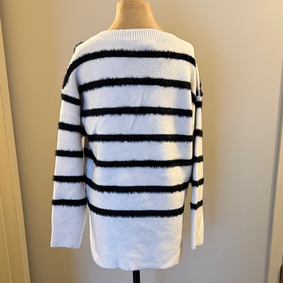Hem & Thread Black and White V-Neck Sweater - Picture 4 of 6